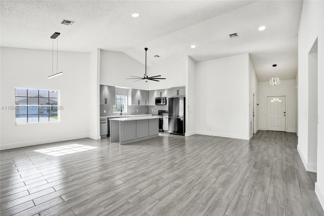 Active With Contract: $389,950 (2 beds, 2 baths, 1653 Square Feet)