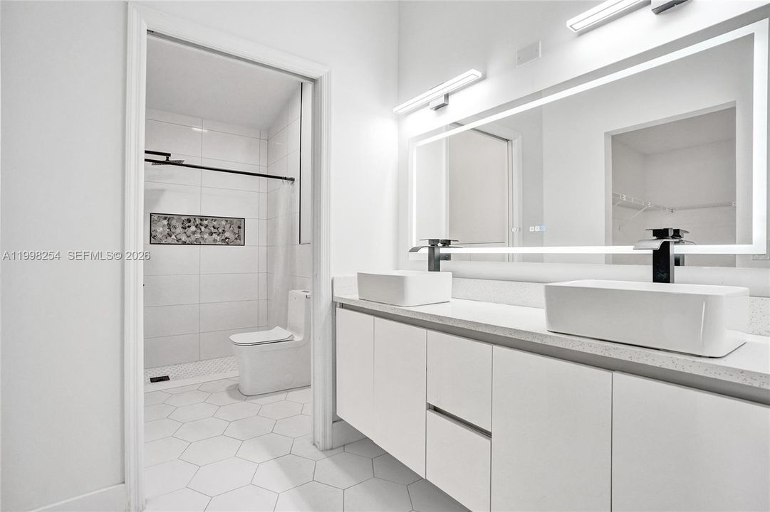 Active With Contract: $389,950 (2 beds, 2 baths, 1653 Square Feet)