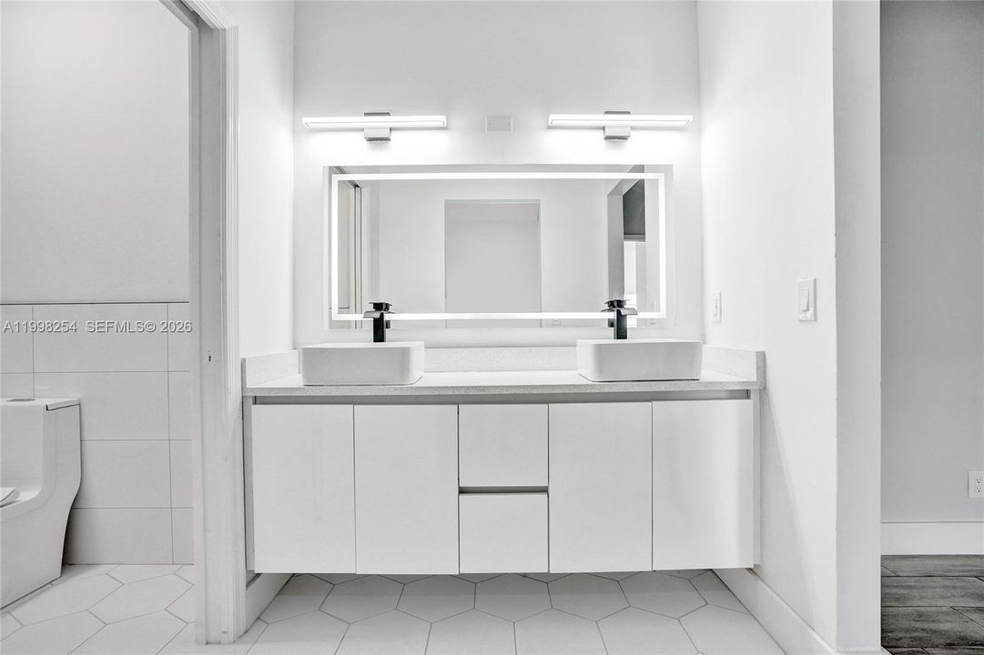 Active With Contract: $389,950 (2 beds, 2 baths, 1653 Square Feet)