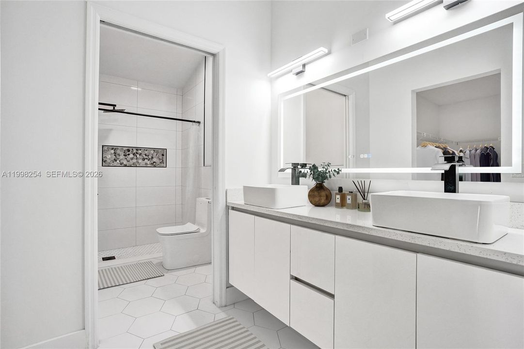 Active With Contract: $389,950 (2 beds, 2 baths, 1653 Square Feet)