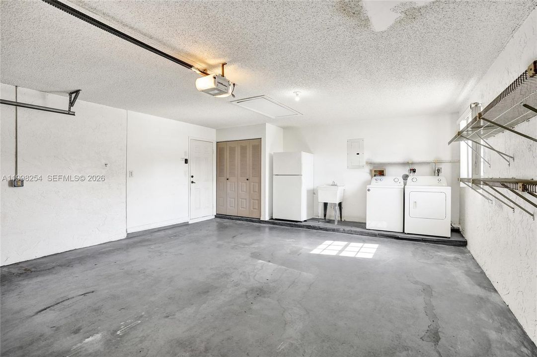 Active With Contract: $389,950 (2 beds, 2 baths, 1653 Square Feet)