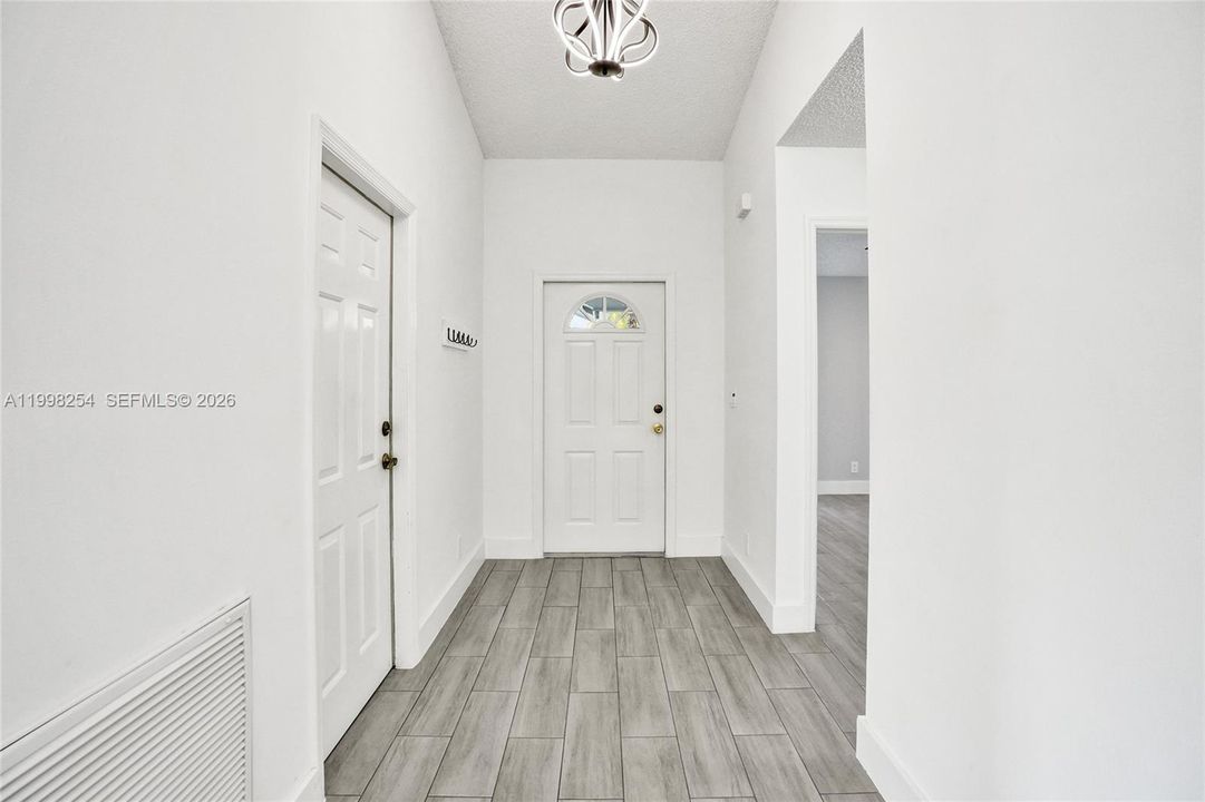 Active With Contract: $389,950 (2 beds, 2 baths, 1653 Square Feet)