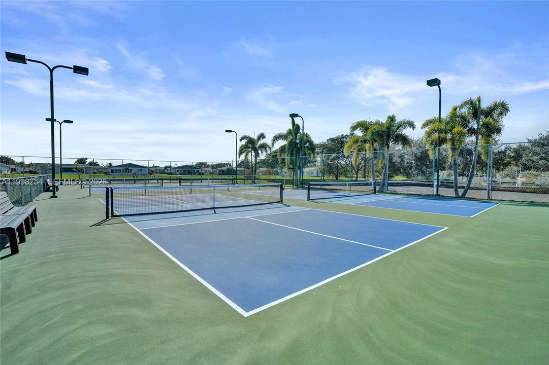 Active With Contract: $389,950 (2 beds, 2 baths, 1653 Square Feet)
