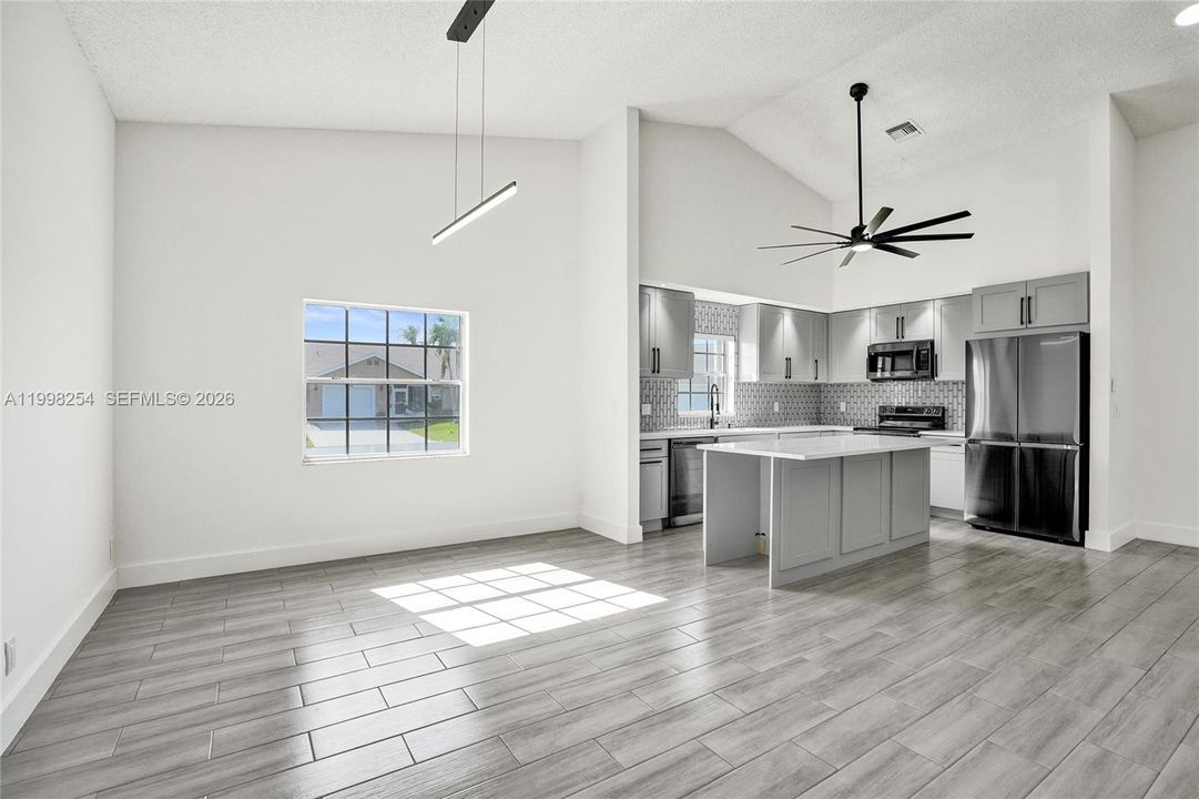 Active With Contract: $389,950 (2 beds, 2 baths, 1653 Square Feet)