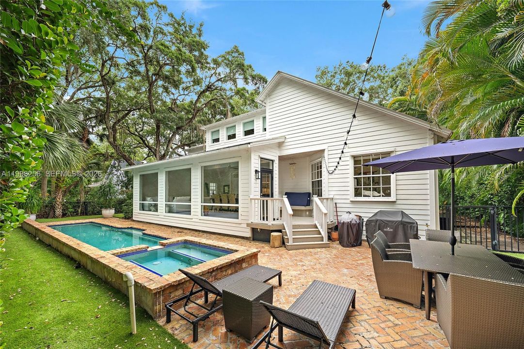 Active With Contract: $2,000,000 (4 beds, 3 baths, 3387 Square Feet)
