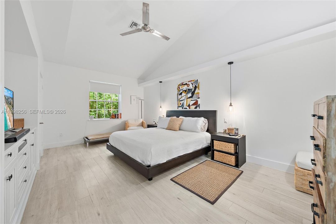Active With Contract: $2,000,000 (4 beds, 3 baths, 3387 Square Feet)