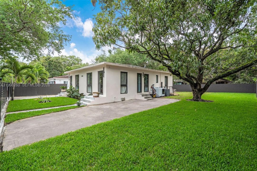 For Sale: $895,000 (3 beds, 3 baths, 1178 Square Feet)