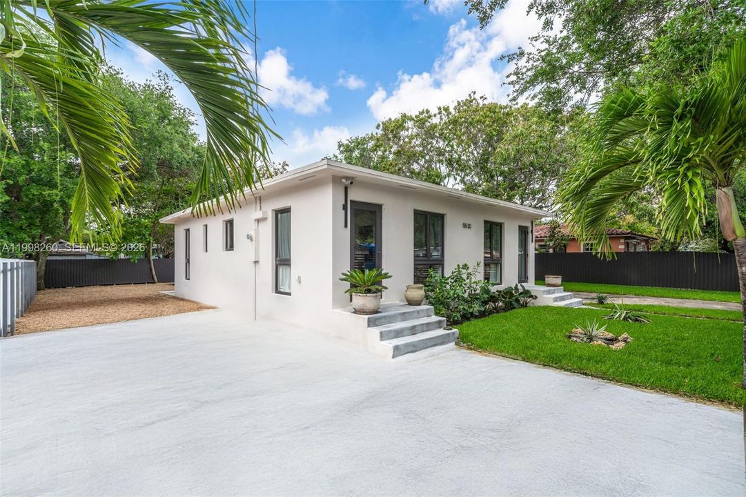 For Sale: $895,000 (3 beds, 3 baths, 1178 Square Feet)