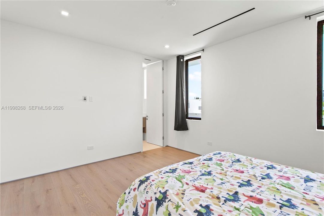For Rent: $55,000 (7 beds, 10 baths, 8107 Square Feet)