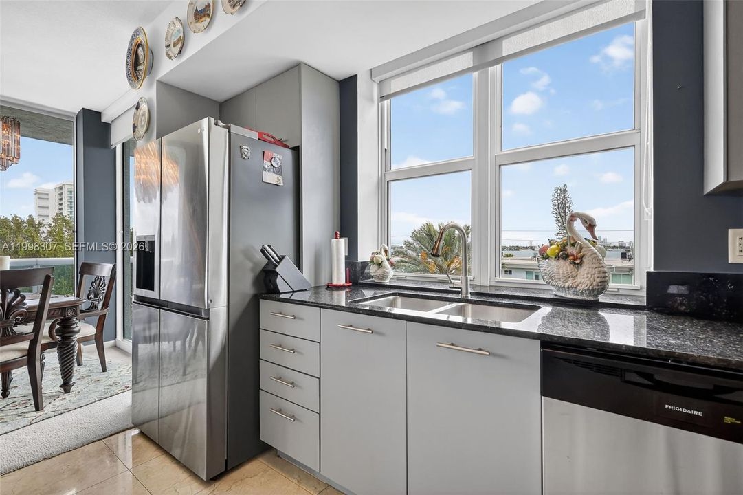 На продажу: $685,000 (2 спален, 2 ванн, 1552 Квадратных фут)