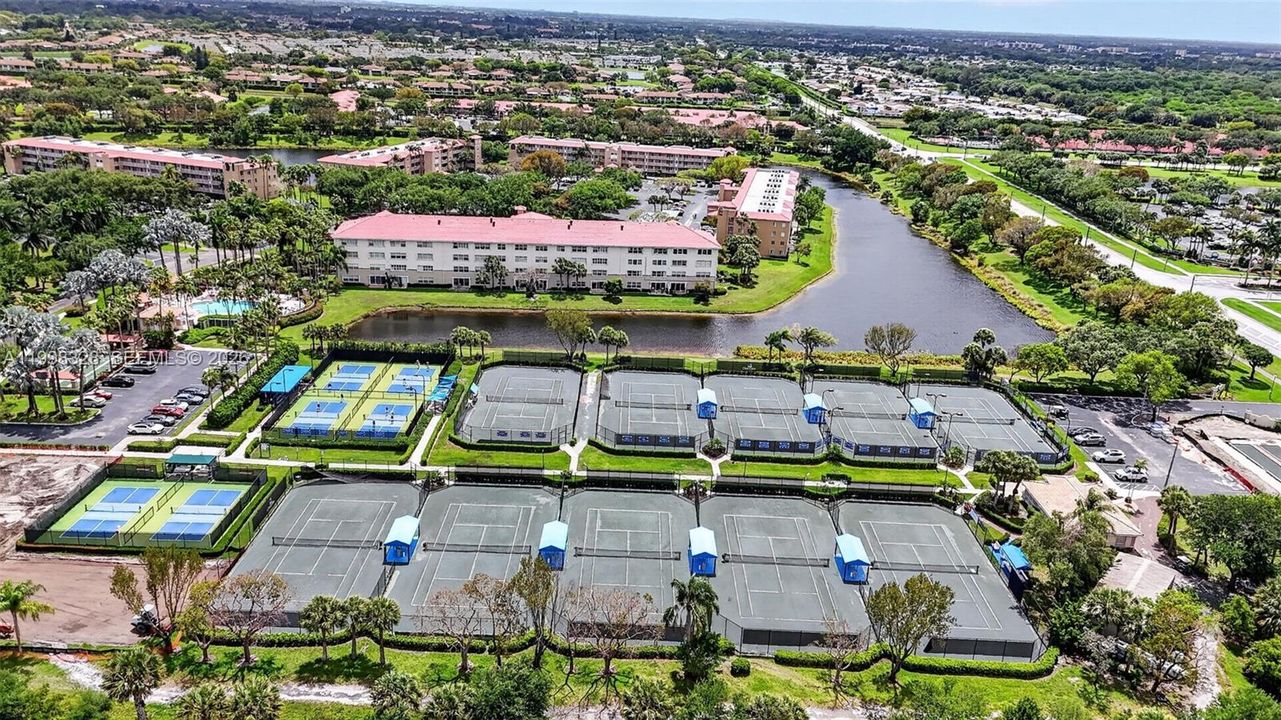 6 Pickleball courts