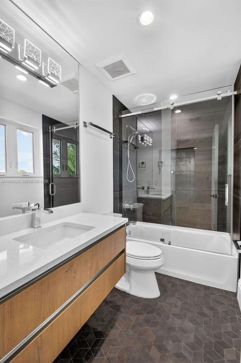 En Venta: $2,365,000 (5 camas, 5 baños, 3047 Pies cuadrados)