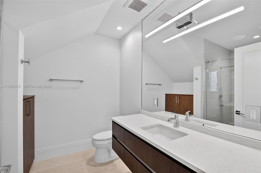 En Venta: $2,365,000 (5 camas, 5 baños, 3047 Pies cuadrados)