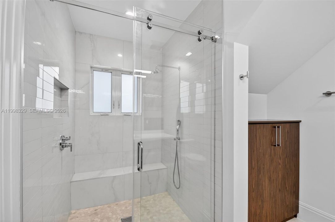 En Venta: $2,365,000 (5 camas, 5 baños, 3047 Pies cuadrados)