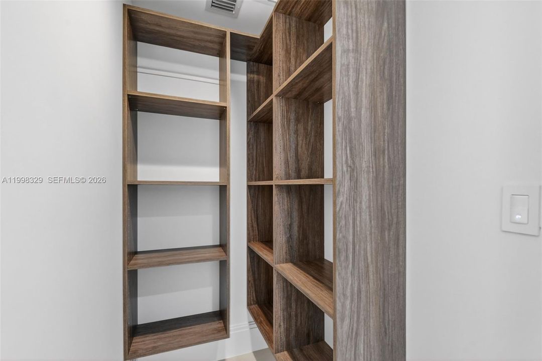 En Venta: $2,365,000 (5 camas, 5 baños, 3047 Pies cuadrados)