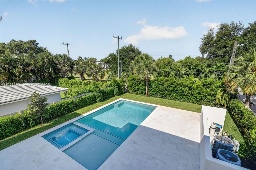 En Venta: $2,365,000 (5 camas, 5 baños, 3047 Pies cuadrados)