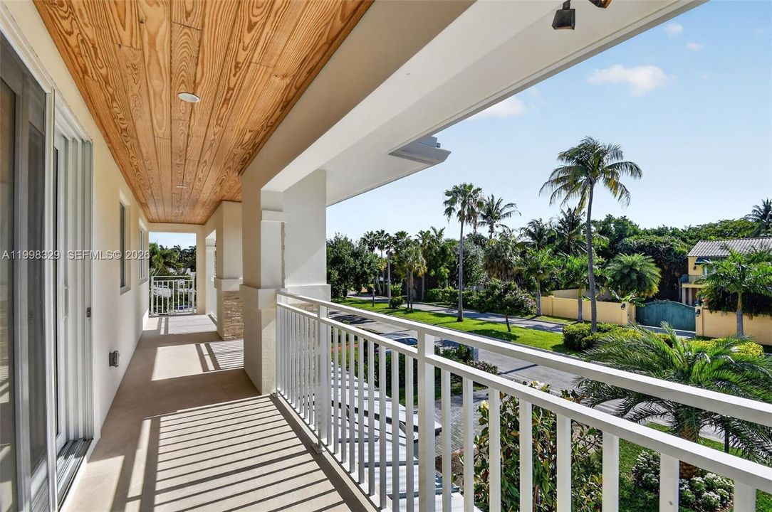 En Venta: $2,365,000 (5 camas, 5 baños, 3047 Pies cuadrados)