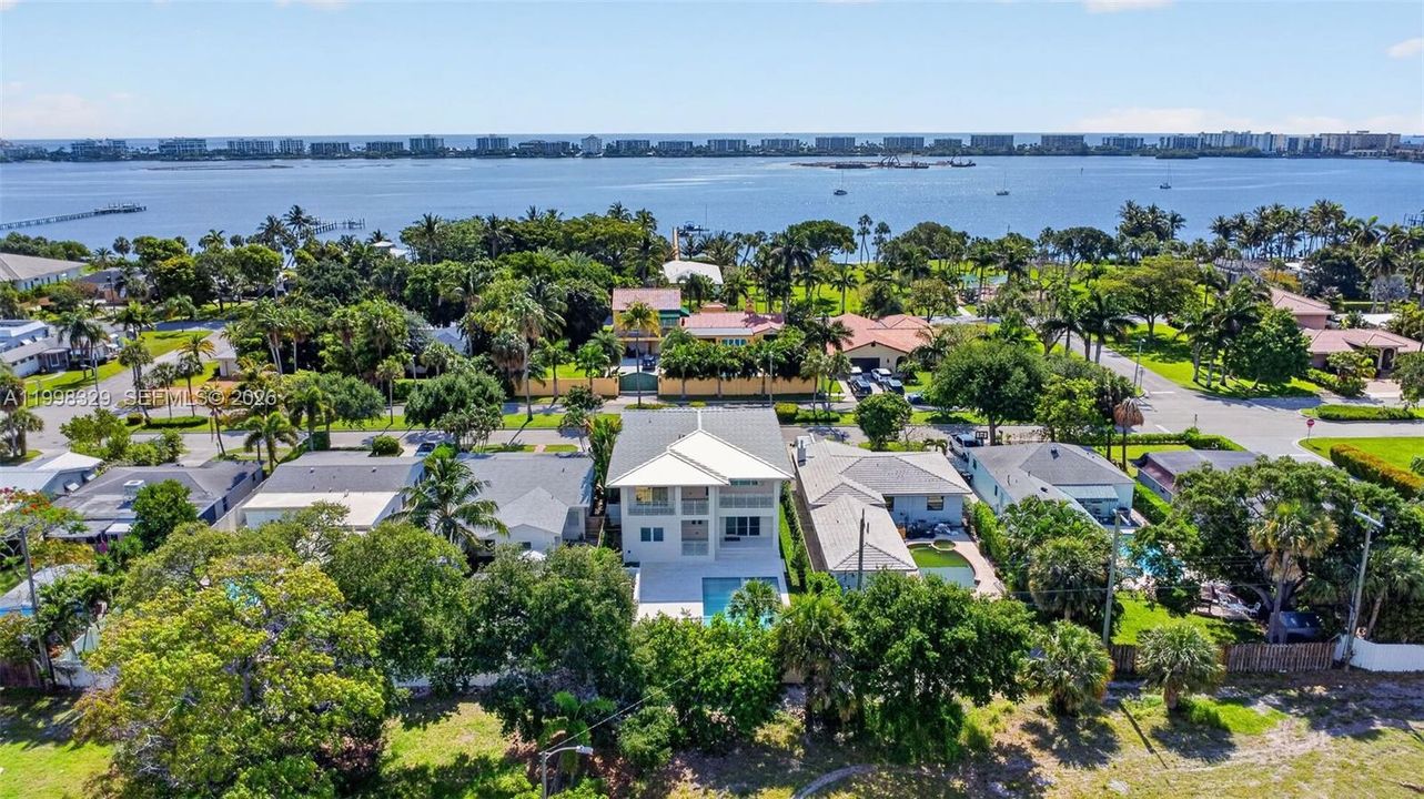 En Venta: $2,365,000 (5 camas, 5 baños, 3047 Pies cuadrados)