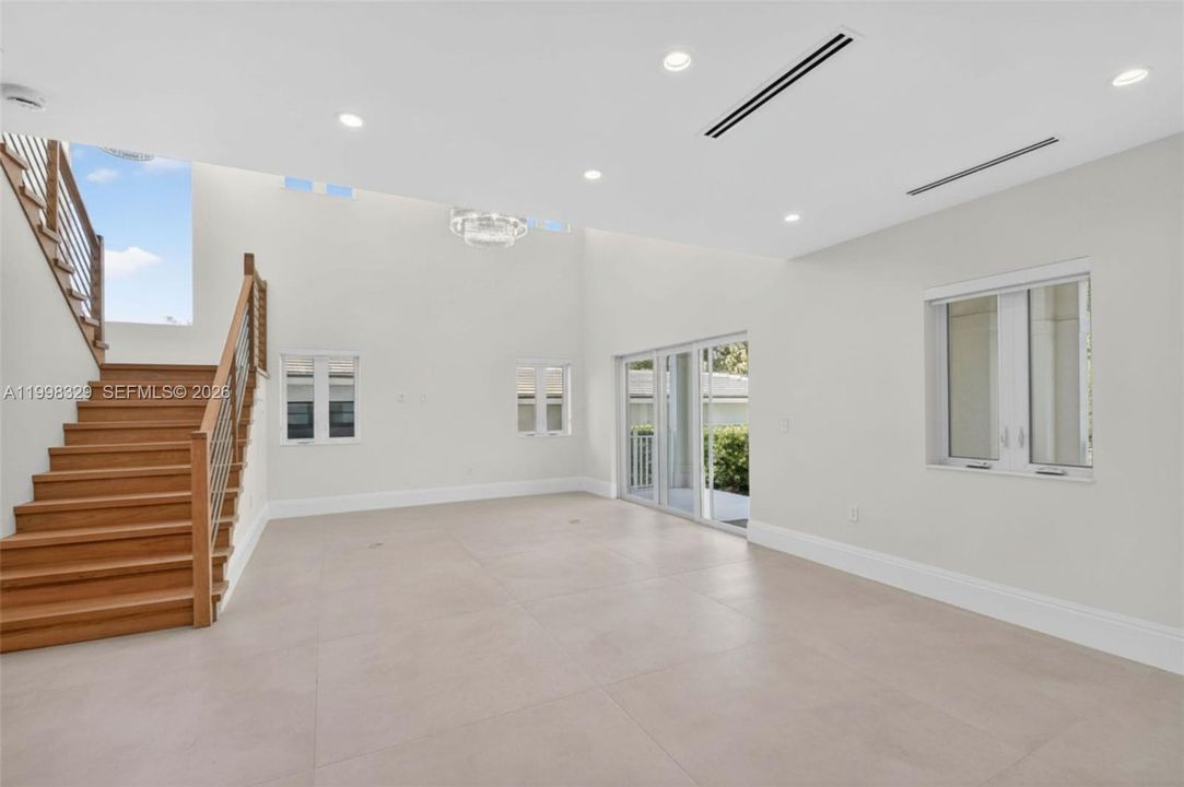 En Venta: $2,365,000 (5 camas, 5 baños, 3047 Pies cuadrados)