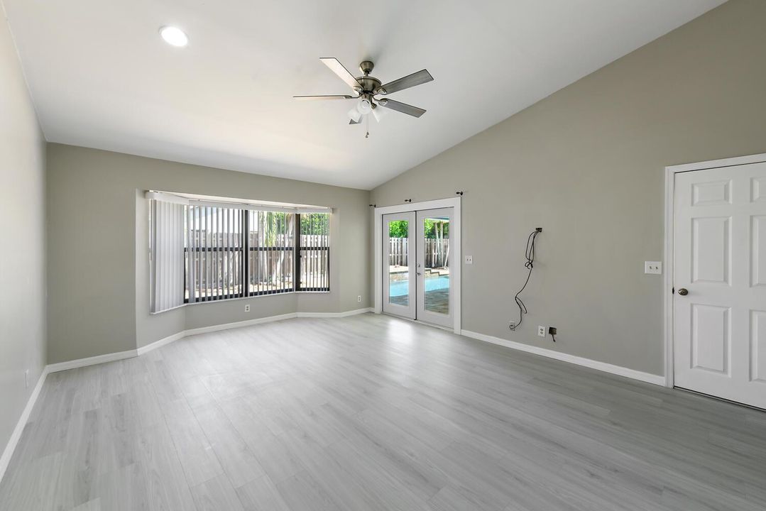 13442 Northumberland Cir-large-020-023-1