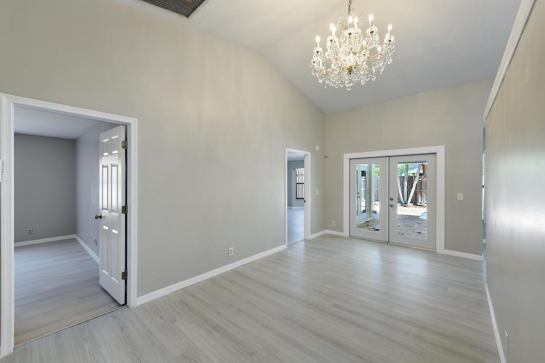 13442 Northumberland Cir-large-011-033-1