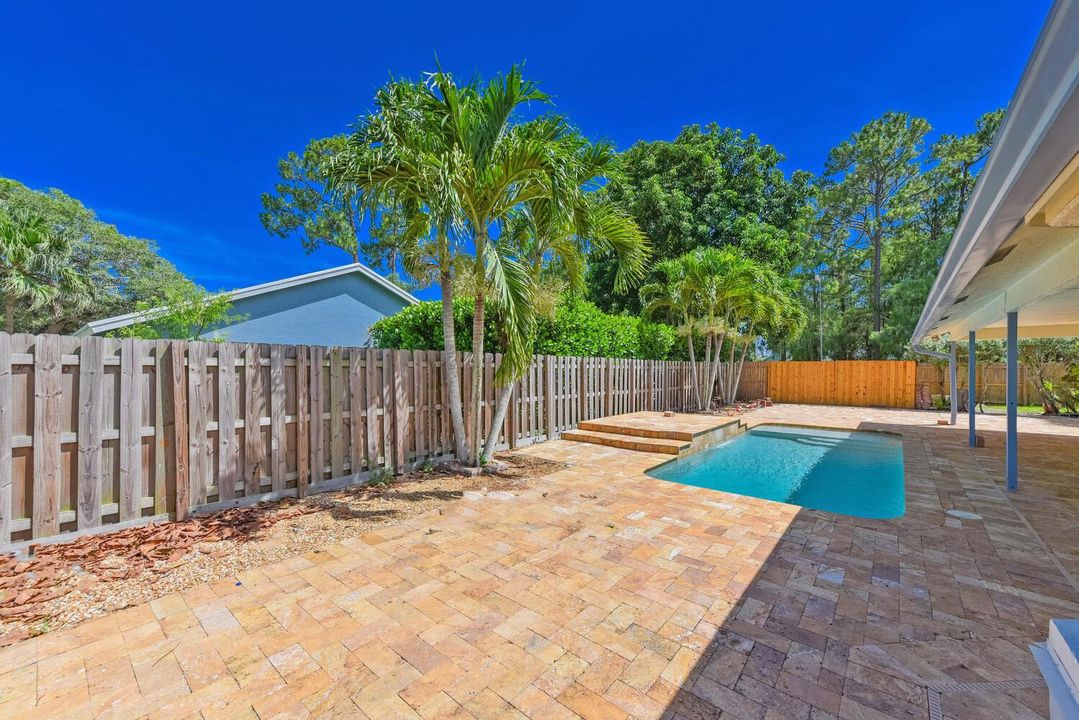 13442 Northumberland Cir-large-025-007-1