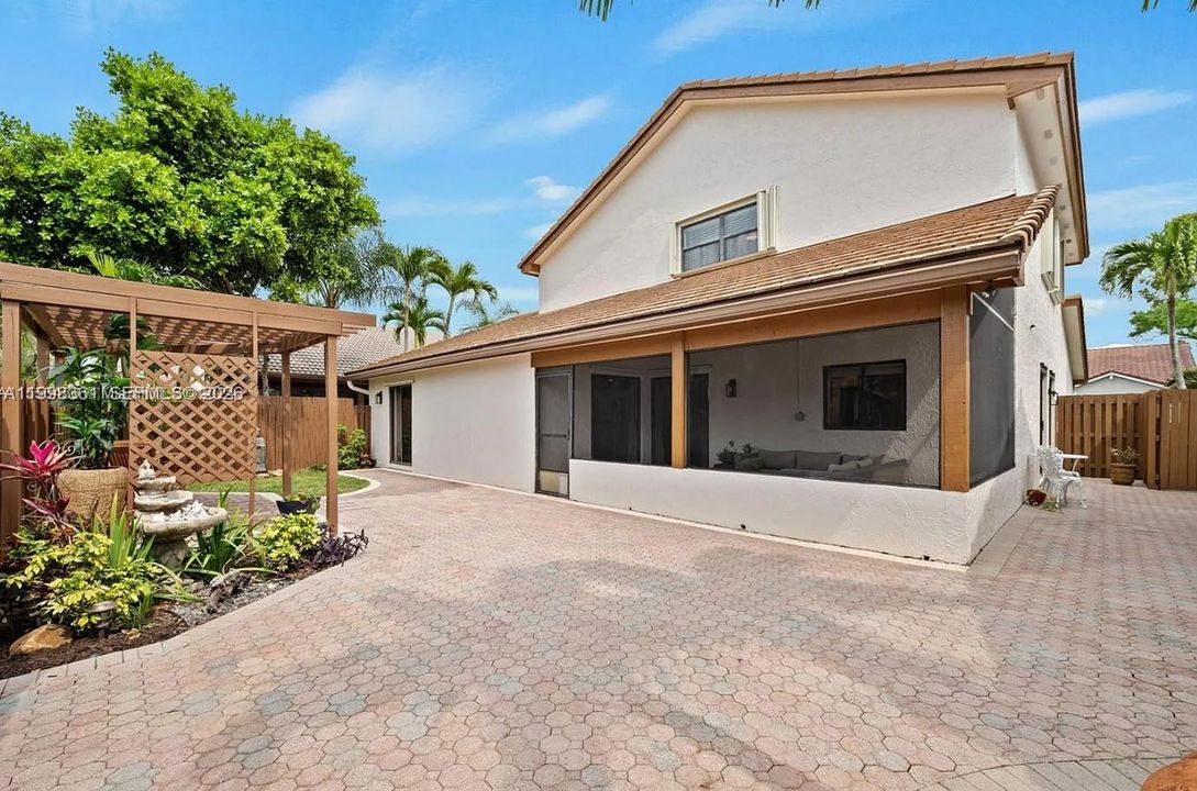 Activo con contrato: $4,400 (4 camas, 2 baños, 2276 Pies cuadrados)