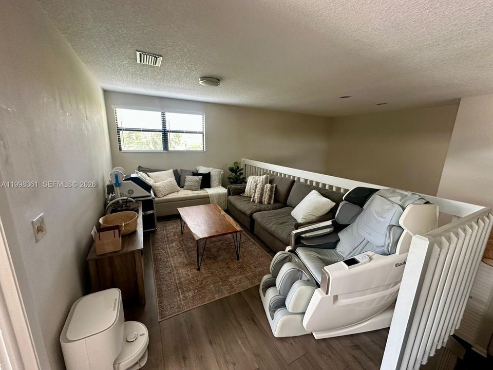 Activo con contrato: $4,400 (4 camas, 2 baños, 2276 Pies cuadrados)