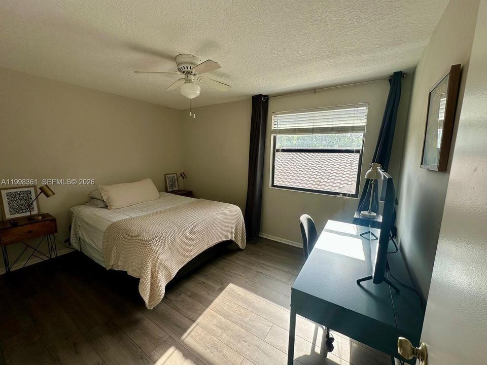 Activo con contrato: $4,400 (4 camas, 2 baños, 2276 Pies cuadrados)