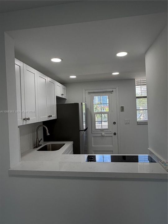 For Sale: $170,000 (1 beds, 1 baths, 763 Square Feet)