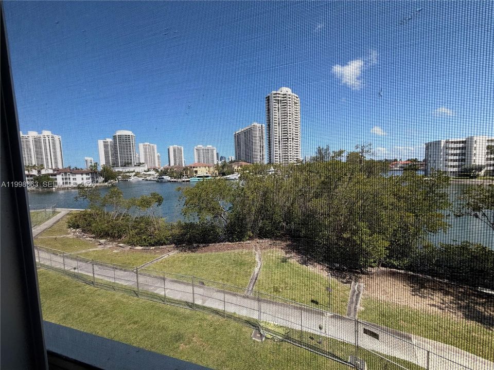 For Sale: $170,000 (1 beds, 1 baths, 763 Square Feet)