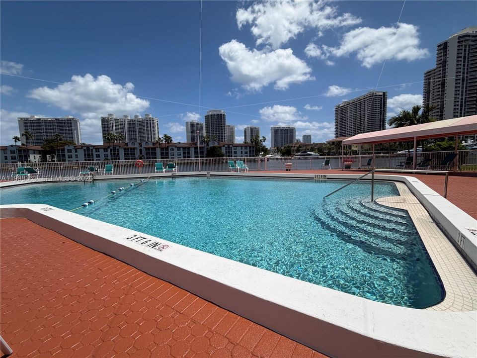 For Sale: $170,000 (1 beds, 1 baths, 763 Square Feet)