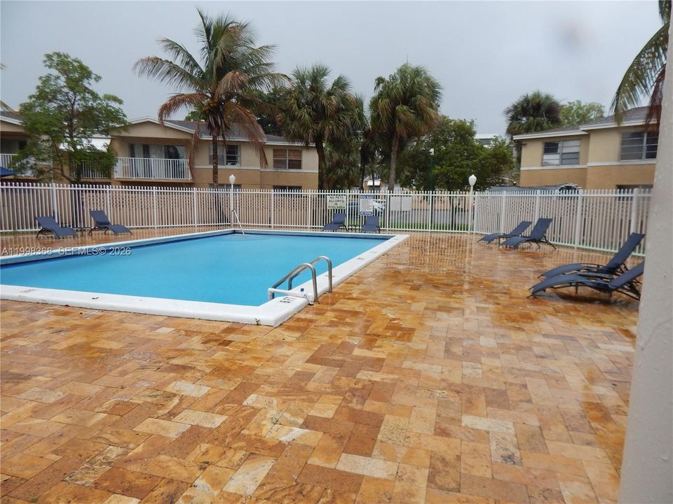 Active With Contract: $299,000 (2 beds, 2 baths, 1060 Square Feet)