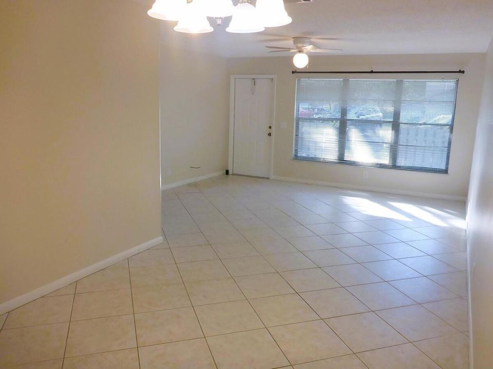 Living room/dining area
