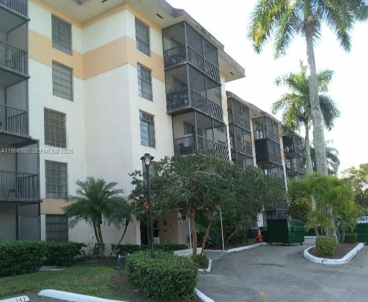For Sale: $105,500 (1 beds, 1 baths, 833 Square Feet)
