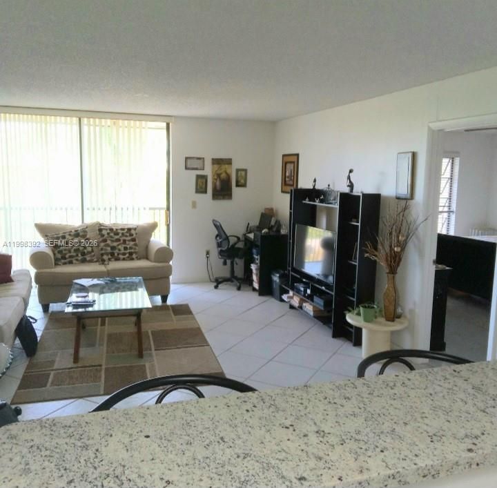 For Sale: $105,500 (1 beds, 1 baths, 833 Square Feet)