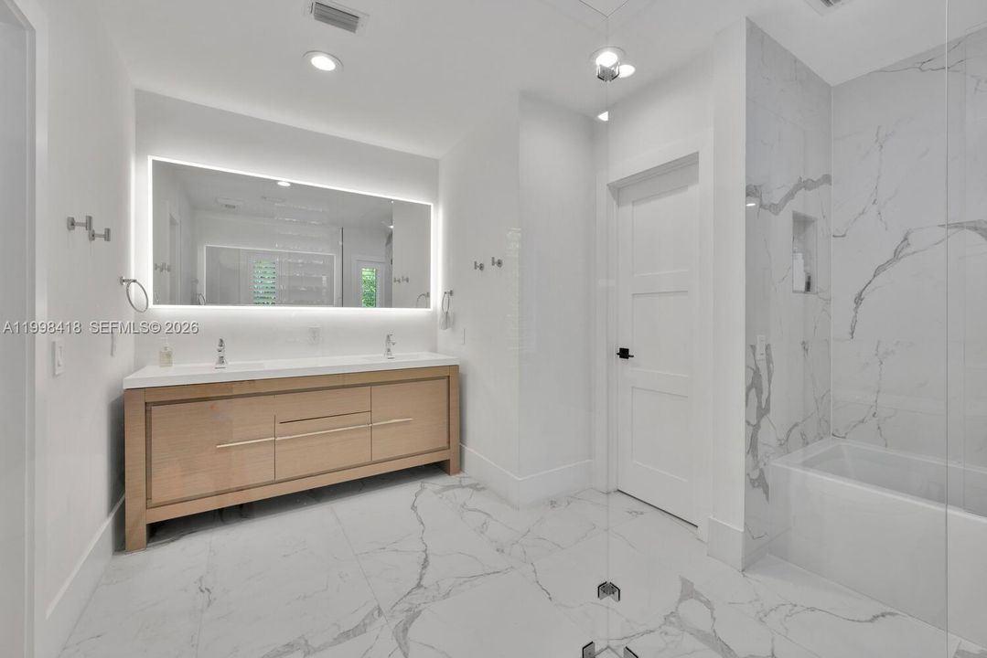 В аренду: $22,500 (5 спален, 5 ванн, 4154 Квадратных фут)