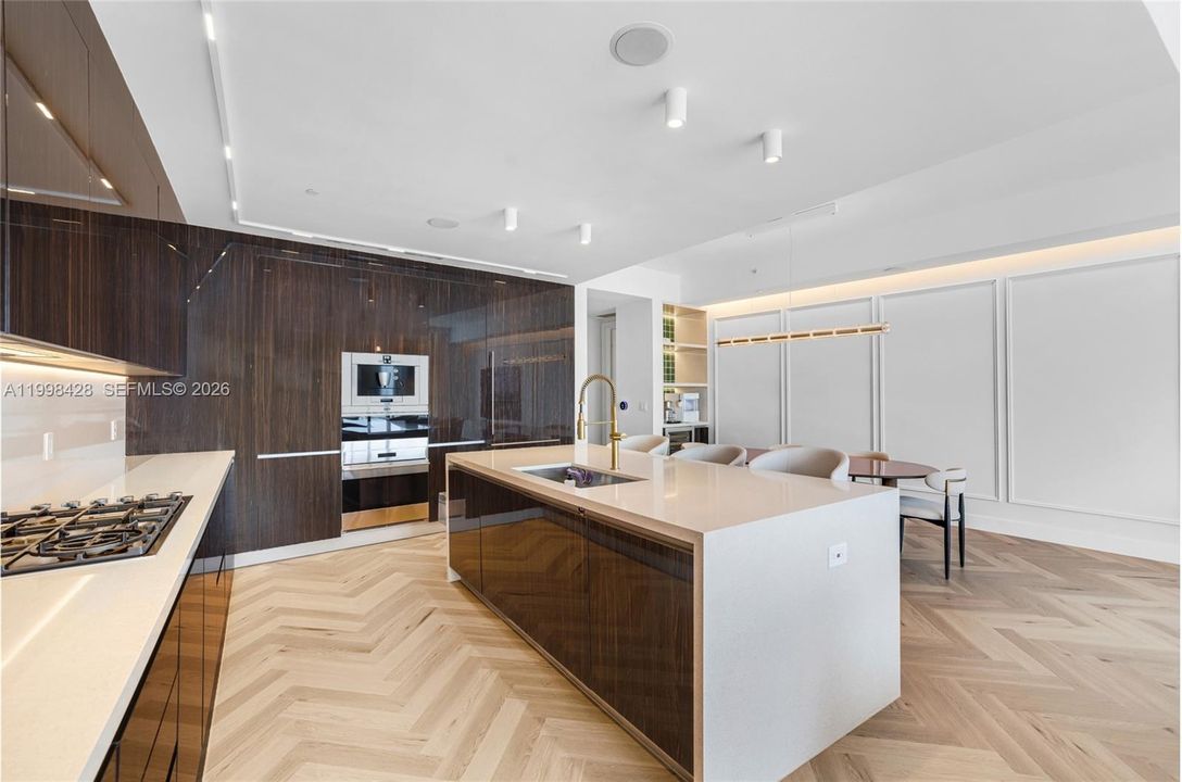 Недавно продано: $1,699,000 (4 спален, 5 ванн, 2559 Квадратных фут)