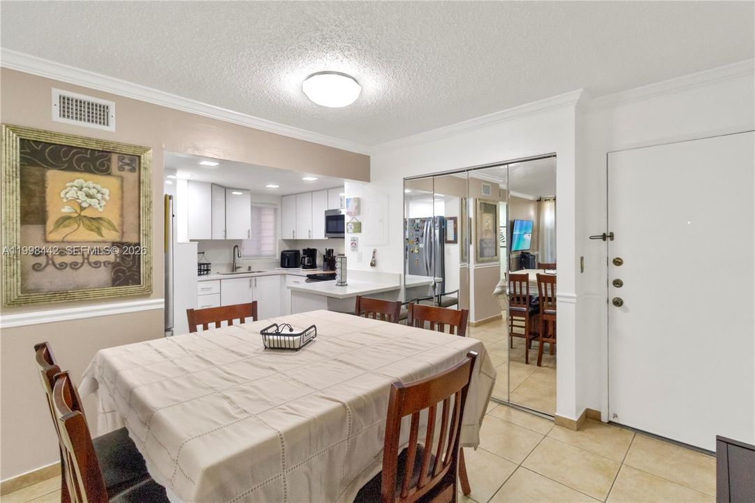 Vendido Recientemente: $259,000 (2 camas, 2 baños, 1026 Pies cuadrados)