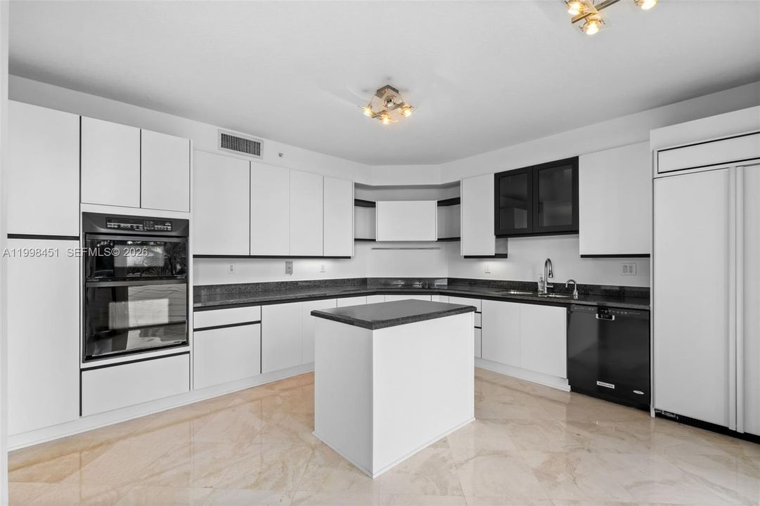 For Sale: $1,329,000 (2 beds, 2 baths, 1590 Square Feet)