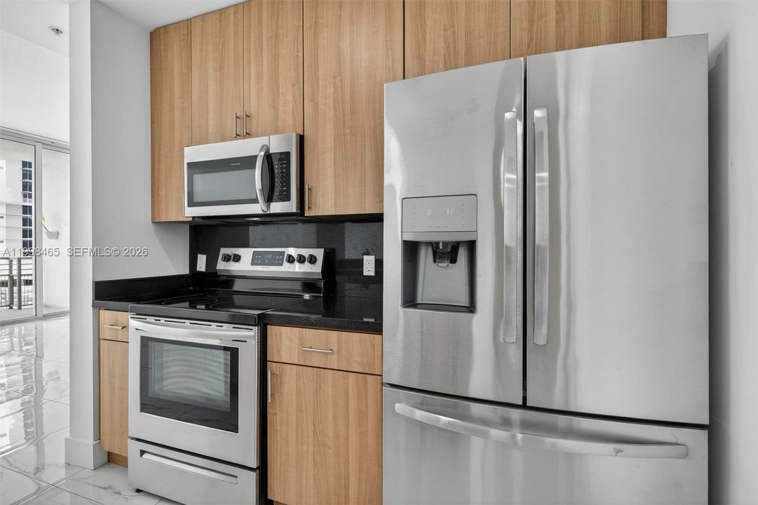Stainless steel appliances & granite top