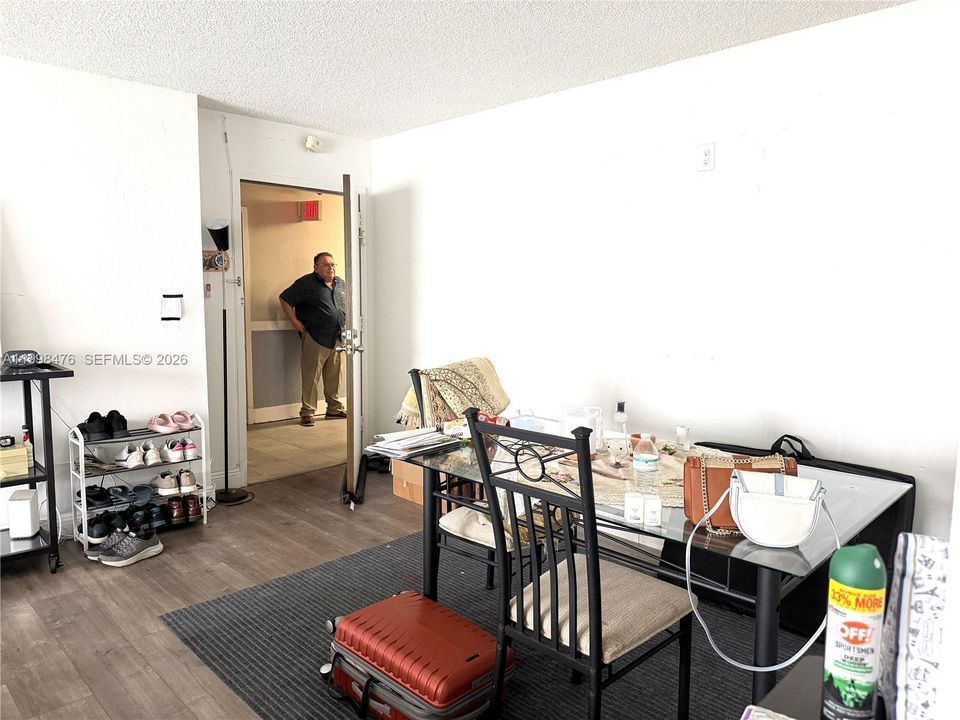 合同活跃: $149,000 (2 贝兹, 2 浴室, 1036 平方英尺)