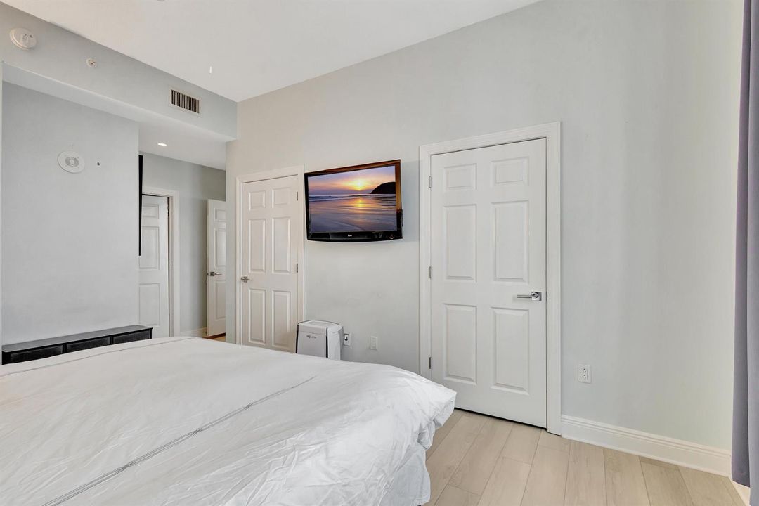 CUSTOM CLOSETS