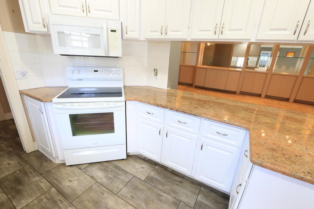 LOTS OF BEAUTIFUL GRANITE COUNTERS!