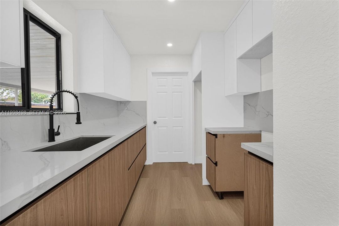 Недавно продано: $625,000 (5 спален, 3 ванн, 1931 Квадратных фут)