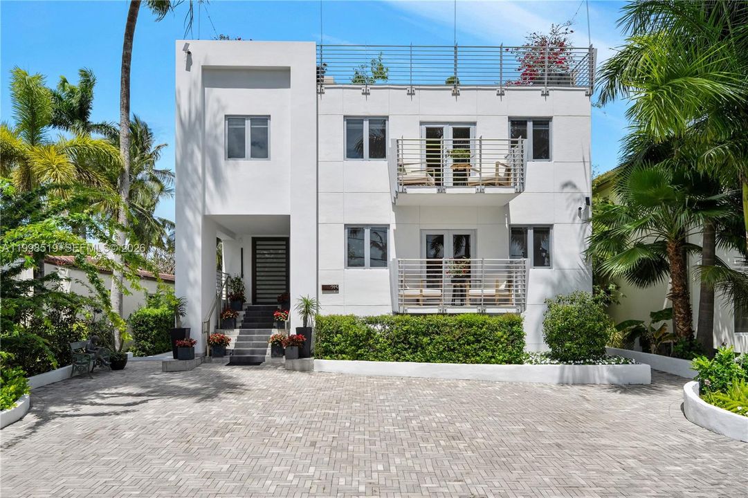 For Sale: $6,999,000 (4 beds, 5 baths, 6626 Square Feet)