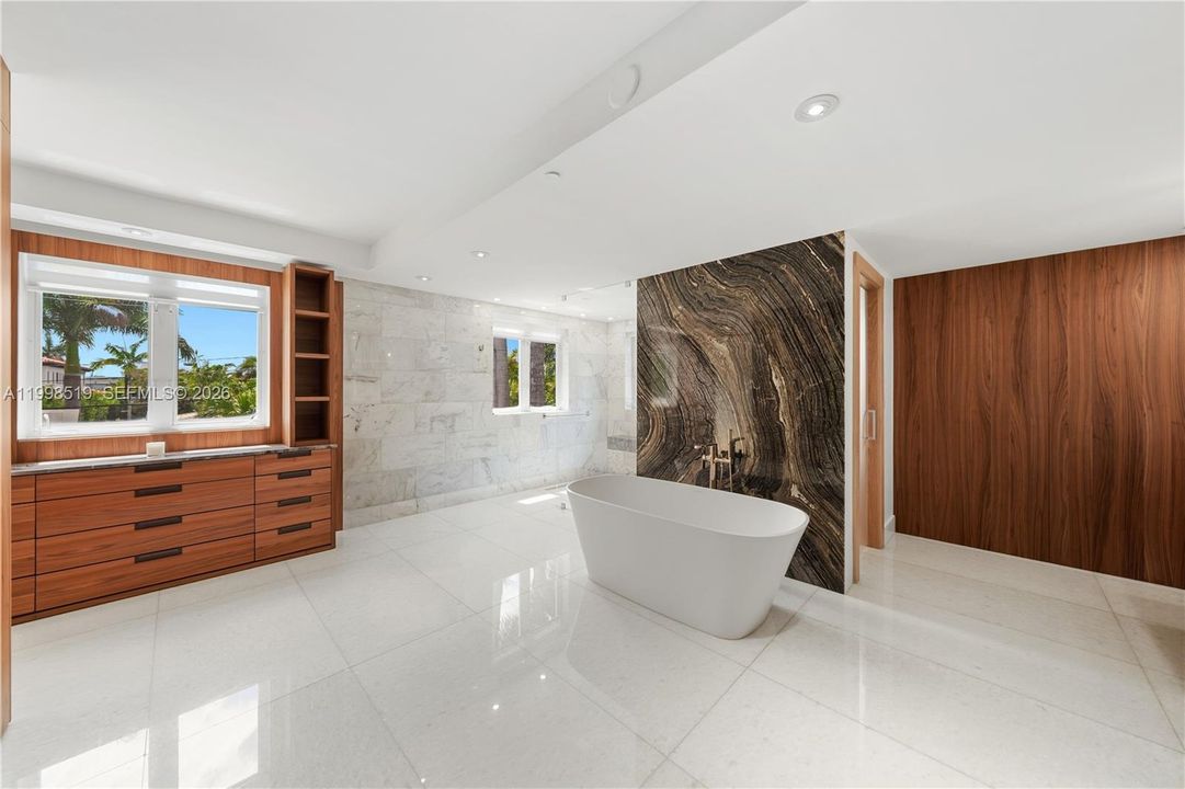 For Sale: $6,999,000 (4 beds, 5 baths, 6626 Square Feet)
