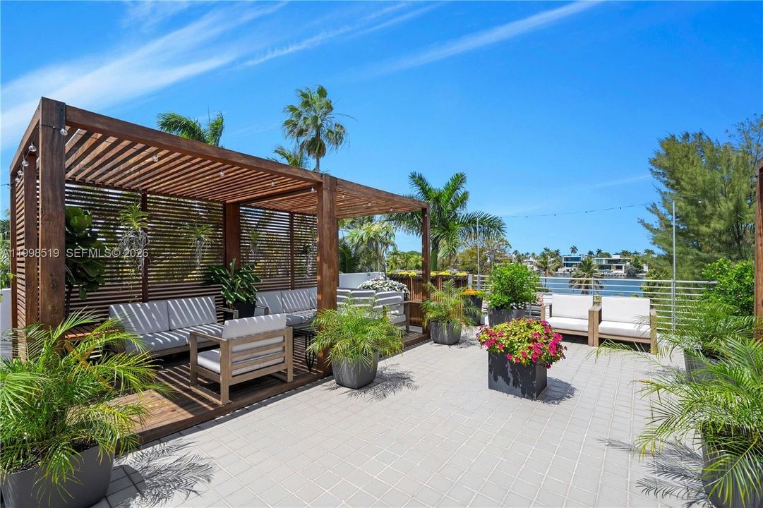 For Sale: $6,999,000 (4 beds, 5 baths, 6626 Square Feet)