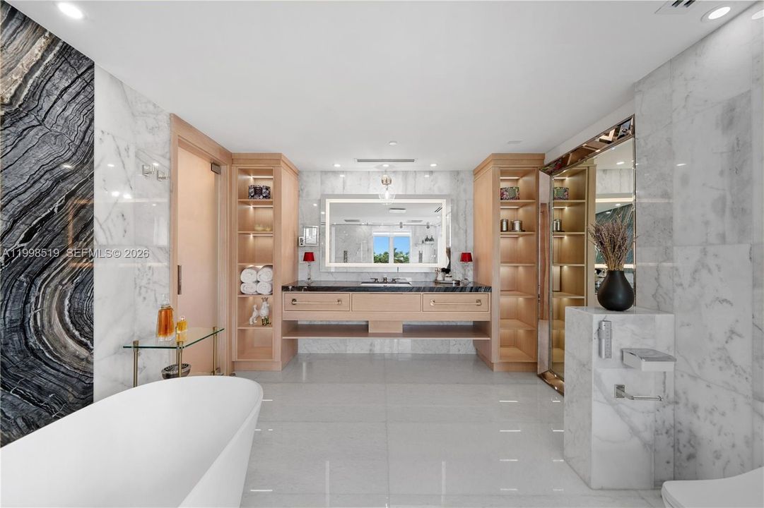 For Sale: $6,999,000 (4 beds, 5 baths, 6626 Square Feet)