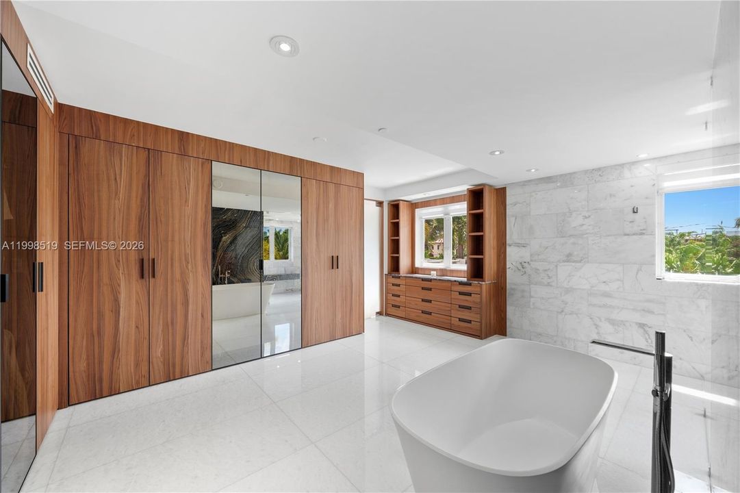 For Sale: $6,999,000 (4 beds, 5 baths, 6626 Square Feet)